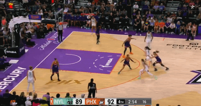 头衔：水星队队长格林纳给了自由球员核心斯图尔特一个令人紧张的封堵 水星队仍然领先自由球员三分