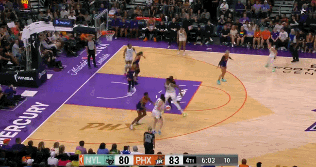 桑顿强硬三分命中 但裁判吹罚进攻犯规 自由人仍落后3分