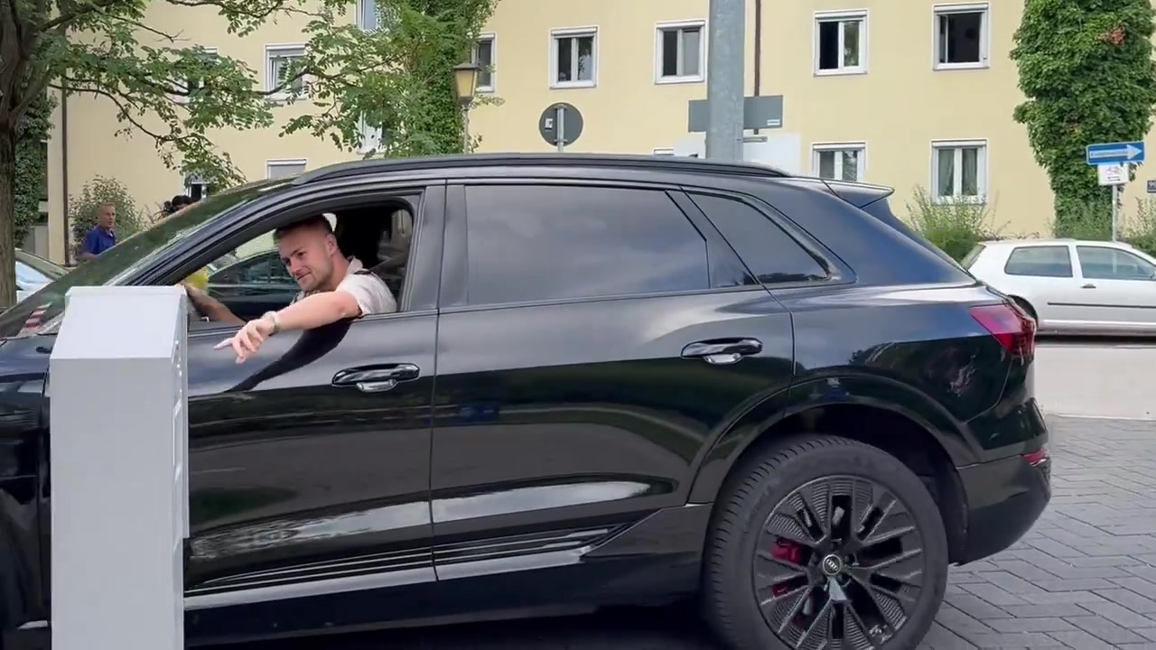 留下吗?德里赫特结束休假回到拜仁体检,面带笑容与记者打招呼