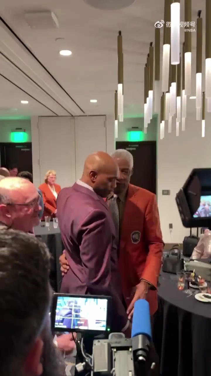 两代篮筐上的艺术家!历史最伟大扣将之二 卡特与J博士拥抱致意!