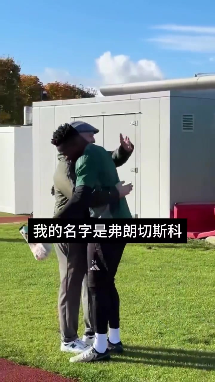 不远千里!朋友骑自行车从意大利来到曼彻斯特,与奥纳纳见面