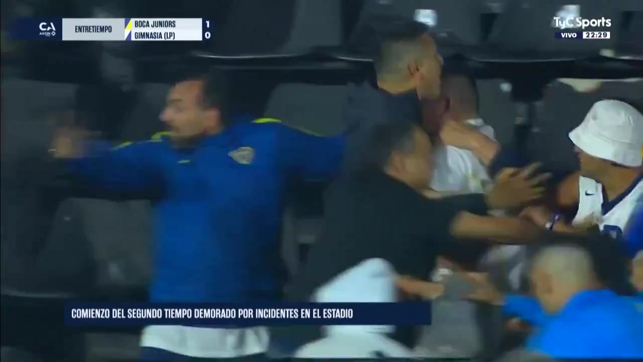 博卡青年比赛球迷爆发冲突,主席里克尔梅上看台请求球迷冷静