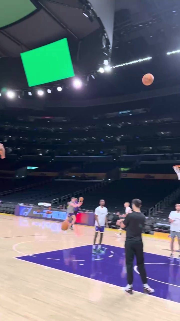 今天能开张吗？布朗尼提前到达球馆练三分 底角8投6中有所进步